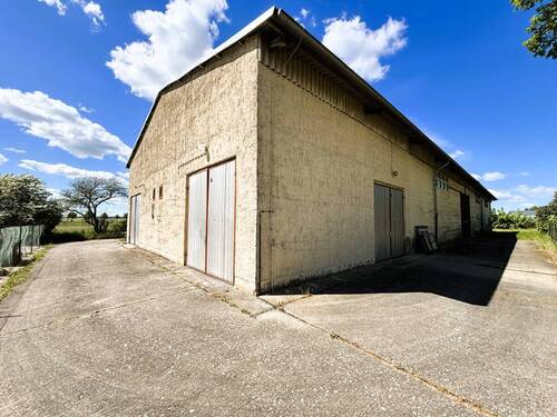 Ansicht linke Seite mit 2 Toren - 