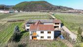 Luftbild auf Haus und Balkon - 