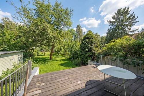 Terrasse mit Blick in den Garten - 