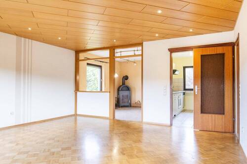 Blick Richtung Kamin und Küche - 4 Zimmer Etagenwohnung zum Kaufen in Herrischried