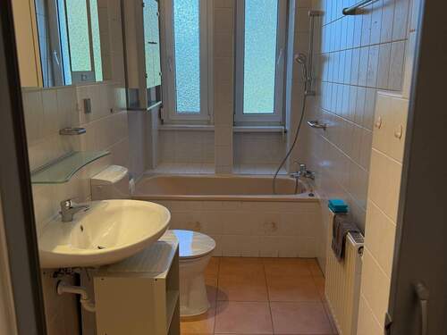 Bad mit Wanne - 4 Zimmer Etagenwohnung zur Miete in Saarbrücken