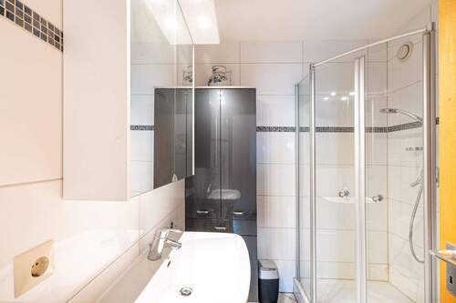 Badezimmer - Etagenwohnung mit 72,70 m² in Weinstadt zum Kaufen