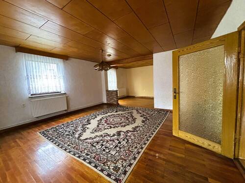 großzügiges Wohnzimmer - 