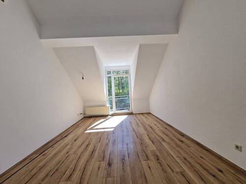 Wohnzimmer mit Balkon - 
