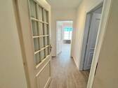 Erdgeschoss - Flur mit Blick Richtung Wohnraum - 