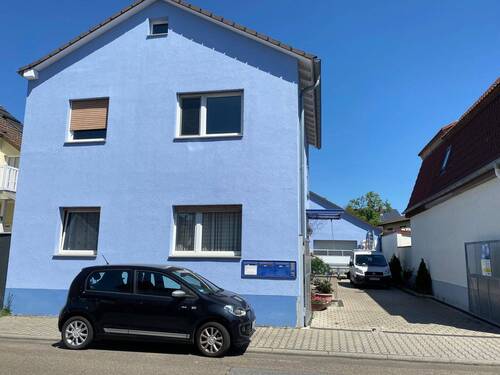 H 545 Straßenansicht 1.jpg - :: Zweifamilienhaus mit Büro und Halle (H 545) ::