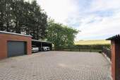 Hof mit Garage und Carport - 