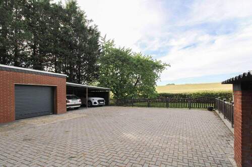 Hof mit Garage und Carport - 