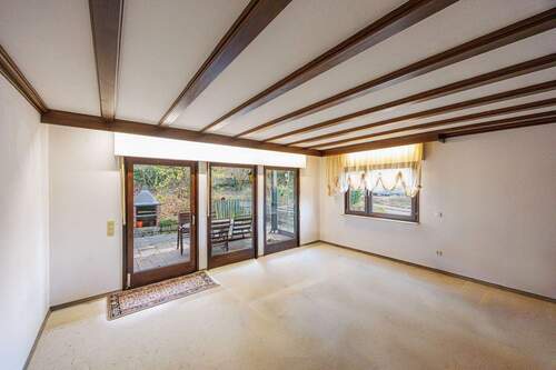 Wohnzimmer - 7 Zimmer Einfamilienhaus zum Kaufen in Oberstenfeld