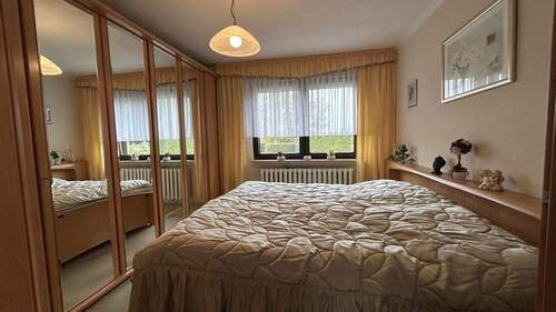 Schlafzimmer möbliert - 