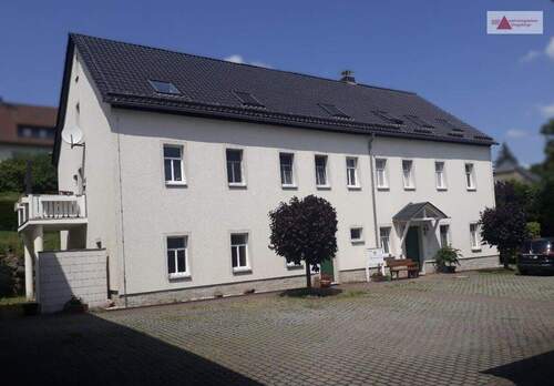 Innenhof - Wohnen & Vermieten: 6 Wohnungen, Dreiseitenhof & 6.123 m² Grundstück in Grünhainichen bei Chemnitz