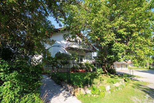 Wohnhaus / Eingang / Hof - Vielseitiges Nutzungskonzept: Ensemble mit Wohnhaus, Werkhalle und Photovoltaik - Wohnen, Arbeiten & Vermieten in Hüfingen!