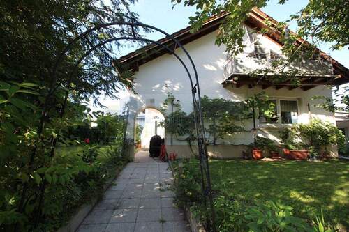 Wohnhaus Eingang - 5 Zimmer Mehrfamilienhaus, Wohnhaus zum Kaufen in Hüfingen