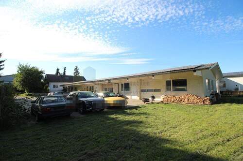 Halle Grundstück Wohnhaus - 