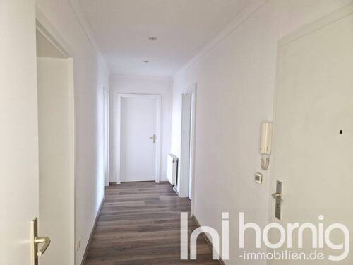 Flur - 2-Raum-Wohnung m. großem Balkon in zentraler Lage