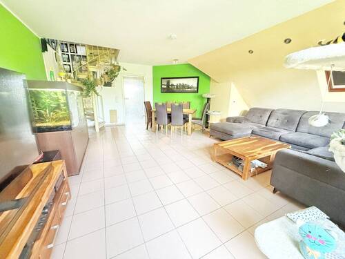 Wohnzimmer 1 - 4-Zimmer-Maisonette über zwei Ebenen mit Wendeltreppe, Balkon und Dachgeschosscharme - jetzt entdecken!