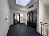 Treppenhaus mit Aufzug - 