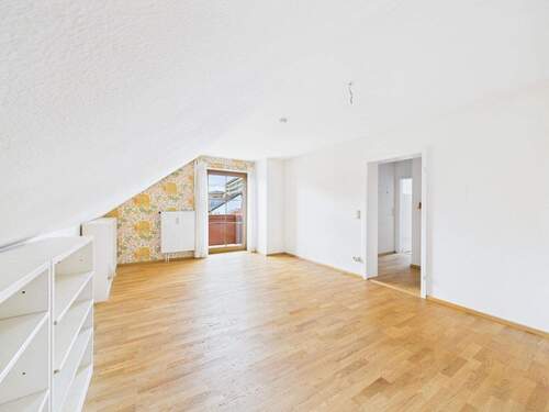 Wohnzimmer - Helle 2-Zimmer-Dachgeschosswohnung mit Balkon