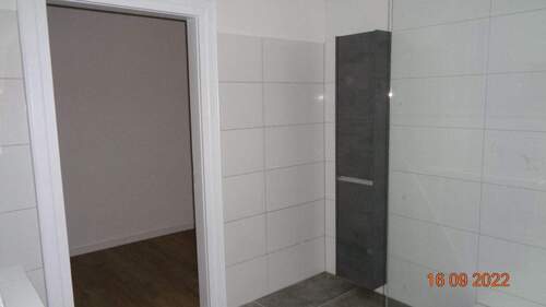 Bad Tür.JPG - Etagenwohnung mit 105,00 m&sup2; in Naumburg (Saale) zur Miete