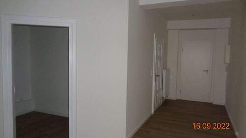 Flur links Gardarobenbereich.JPG - 