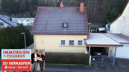 Freistehendes Einfamilienhaus zu verkaufen - Freistehendes Einfamilienhaus mit Einfahrt zur Garage, Carport, Balkon, Garten, Keller in Ottweiler
