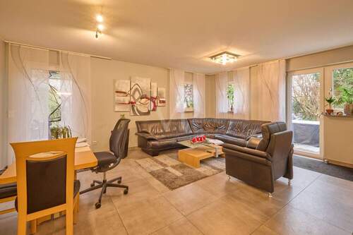 Wohnzimmer mit Terrassenausgang - 