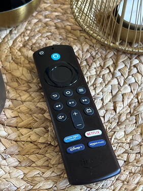 TV mit Smart TV - 4 Zimmer Etagenwohnung in Lübeck
