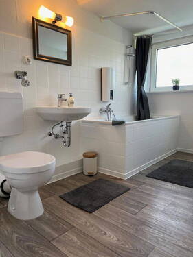 Bad mit Badewanne - 