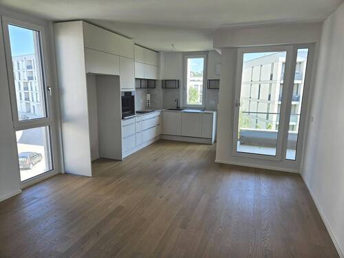 Wohnzimmer mit Blick auf EBK - 