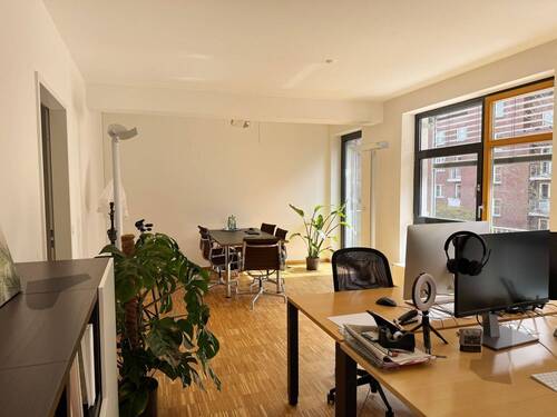 Bild 1 - Abschließbarer 30 m² Büroraum mit Balkon in Ottensen - ruhig, zentral flexibel