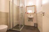 Bad mit Dusche - 