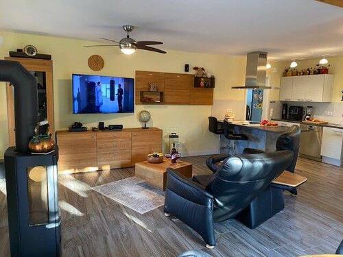Wohnzimmer mit integrierter Küche - 