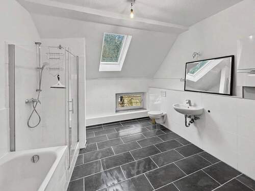 Badezimmer - Renovierte 3 Zimmer Wohnung im Altbau