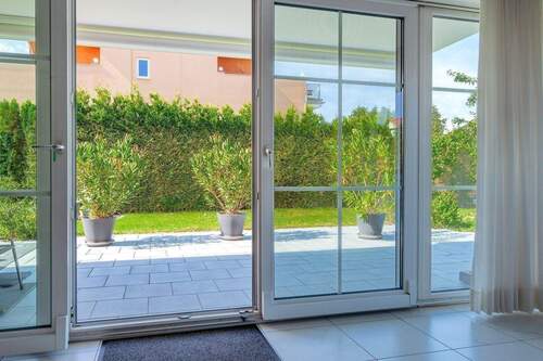 Blick auf die Terrasse vom Wohnzimmer - 