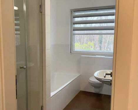 Bad mit Dusche + Wanne - 