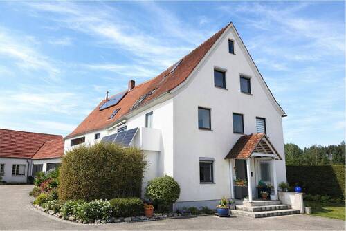 Hausansicht - Wohnen mit Freiraum: Großzügige Wohnung über 2 Etagen im OG und DG mit Balkon & vielen Möglichkeiten