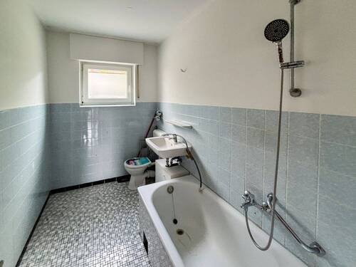 Bad mit Duschwanne, WC und Waschtisch - 