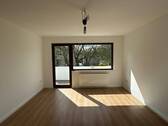 Frisch saniertes Wohnzimmer - 2 Zimmer Etagenwohnung zum Kaufen in Mülheim