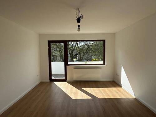 Frisch saniertes Wohnzimmer - 2 Zimmer Etagenwohnung zum Kaufen in Mülheim