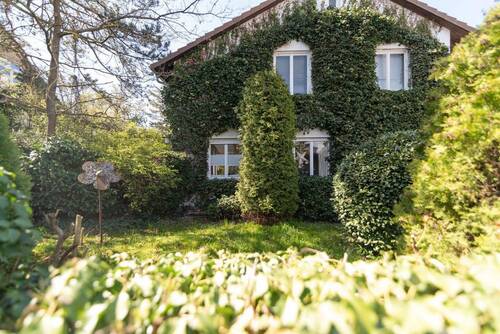 Vorgarten - 8 Zimmer Einfamilienhaus in Wiesbaden