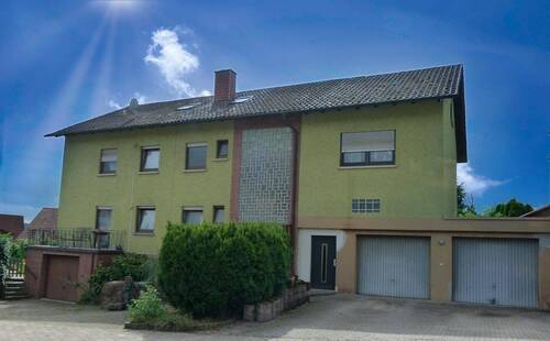 Vorderansicht - 2-Familienhaus mit 3 Garagen auf großem Grundstück