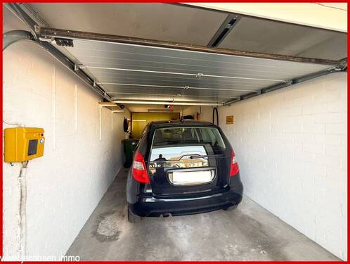 Garage mit elektrischem Rolltor - 
