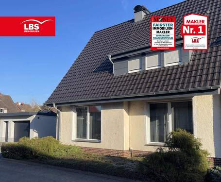 Außenansicht vorne - Geschmackvoll teilsanierte DHH mit schönem Garten und Doppelgarage