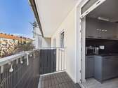 Balkon mit Blick zur Küche - 