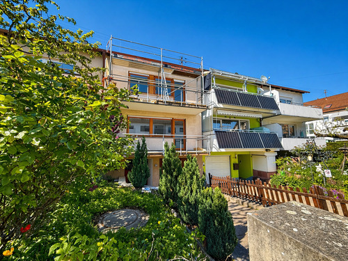 Gebäudeansicht - Saniertes, großzügiges Reihenmittelhaus mit zwei Balkonen und Gartenterrasse in begehrter Lage