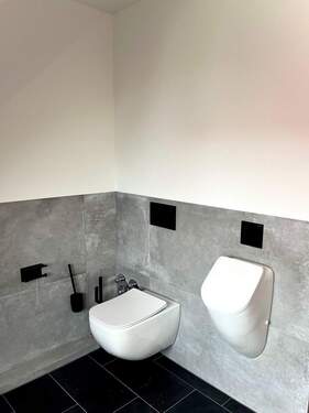 Toilette + Urinal - 3 Zimmer Etagenwohnung in Freystadt