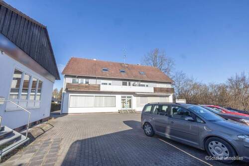 Hausrückseite mit Parkplatz - 1 Zimmer Einfamilienhaus in Oberasbach
