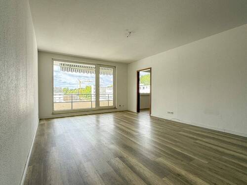 Wohnzimmer - Zentrale 3-Zimmer-Wohnung mit Balkon