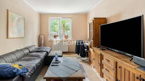 Wohnzimmer 1 - Charmante Erdgeschosswohnung mit Loggia und Gartenmitbenutzung