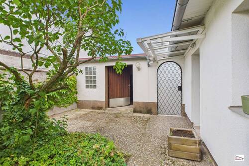 Hauseingang und Garageneingang - 